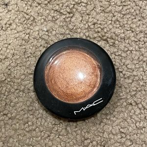 MAC Mineralize Skinfinish in ‘Gold Deposit’